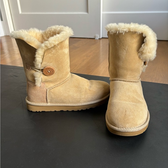 ORIGINAL Ugg Australia! Bailey Button size 7 in color sand - Picture 3 of 8